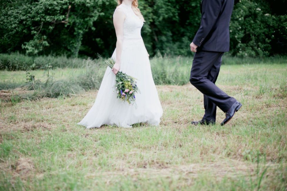 Hochzeitskleid,Hand,Pflanze,Braut,Kleid,Brautkleider,Menschlicher Körper,Brautpartykleid,Blume,Glücklich,