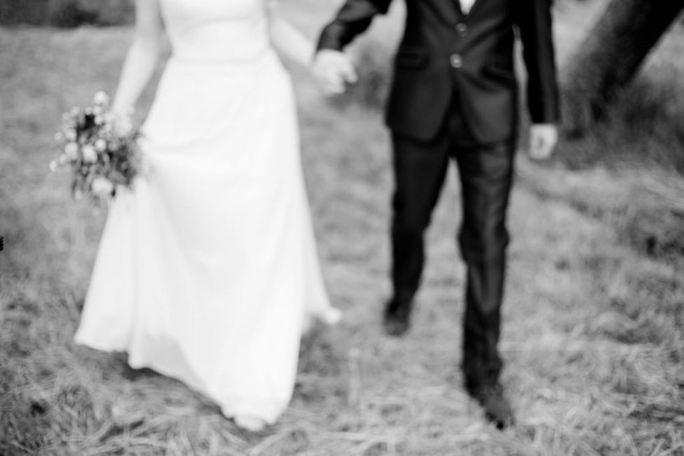 Hochzeitskleid,Kleid,Braut,Brautkleidung,Menschen in der Natur,Kleid,Glücklich,Blitzlichtfotografie,Geste,Schwarz-Weiß,