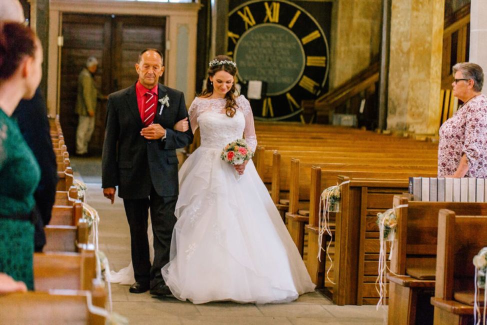 Hochzeitskleid,Braut,Lächeln,Brautkleidung,Kleid,Krawatte,Mode,Glücklich,Blume,Tempel,