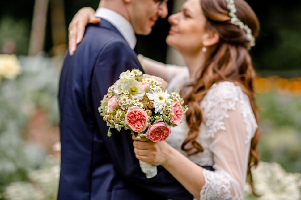 Blume,Hochzeitskleid,Pflanze,Blitzlichtfotografie,Brautkleid,Glücklich,Kleid,Geste,Menschen in der Natur,Blütenblatt,