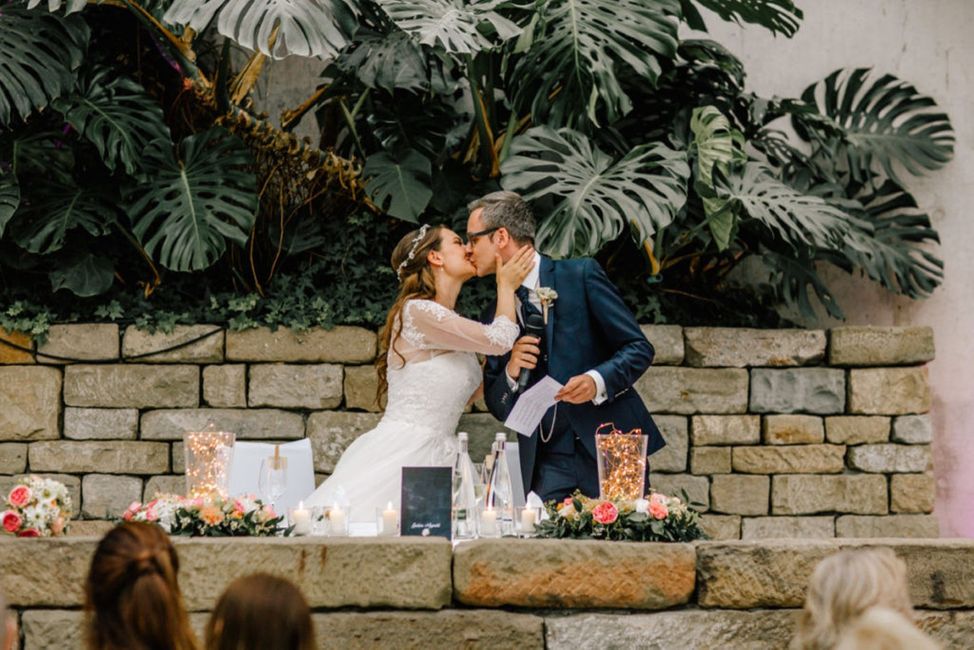 Pflanze,Foto,Hochzeitskleid,Braut,Kuss,Fenster,Blitzlichtfotografie,Tempel,Brautkleidung,Glücklich,