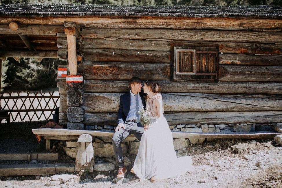 Heiraten in den Bergen, Dolomitenhütte, Hüttenshooting, Elopement, Hochzeit in Tirol, Braut lacht