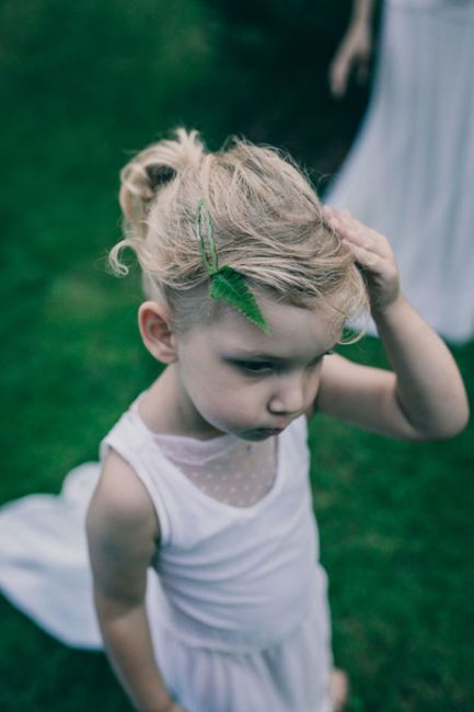 Menschen in der Natur, Blitzlichtfotografie, Glücklich, Geste, Gras, Baum, Kleinkind, Sommer, Baby- und Kleinkindkleidung, Freizeit,