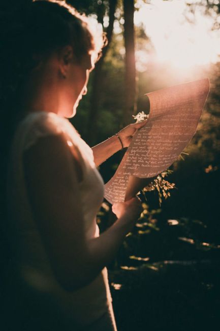 Pflanze,Menschen in der Natur,Blitzlichtfotografie,Musikinstrument,Stehend,Geste,Sonnenlicht,Glücklich,Baum,Holz,