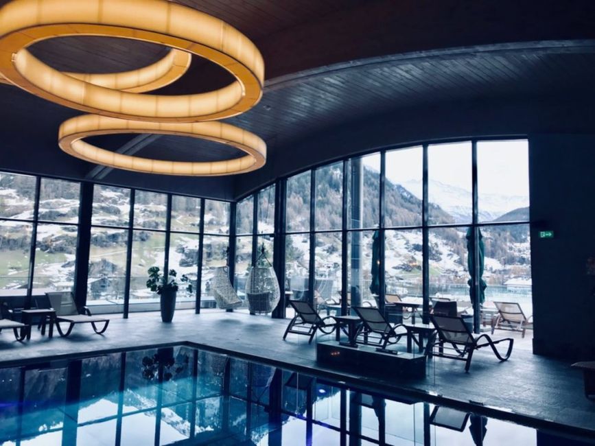 Wasser,Licht,Schwimmbad,Innenarchitektur,Schatten,Architektur,Glas,Töne und Schattierungen,Freizeit,Decke,