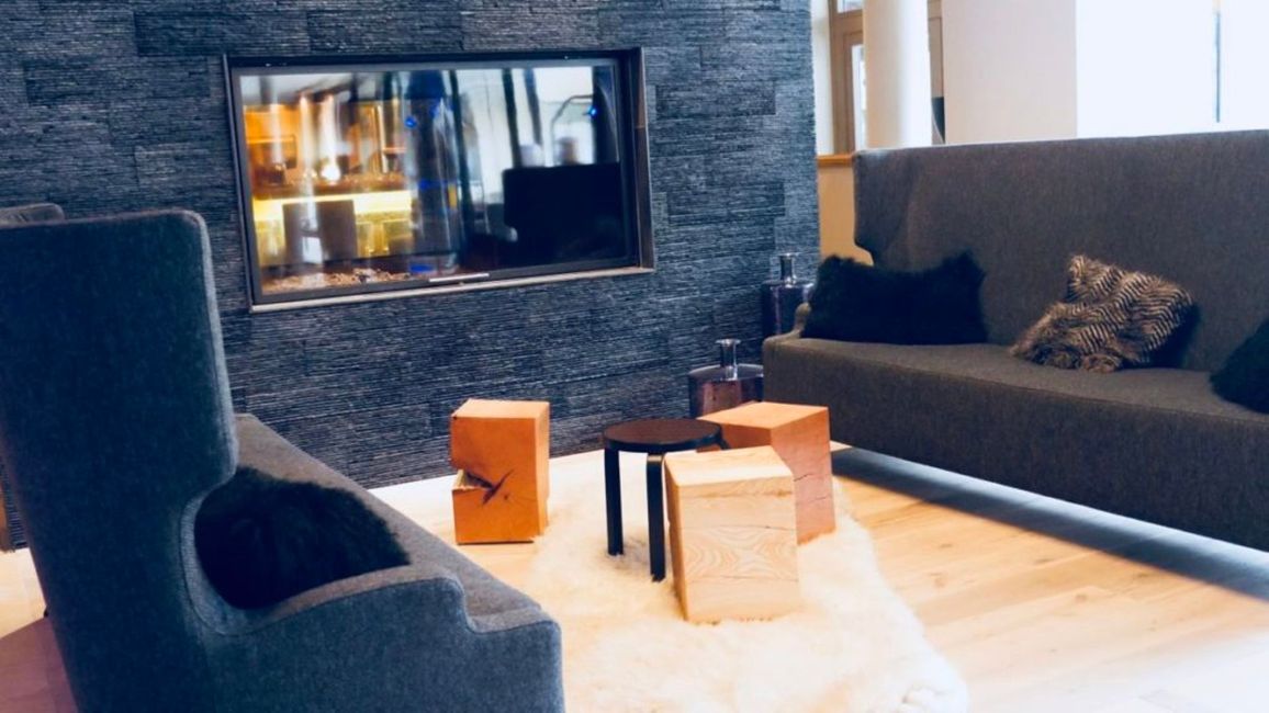 Couch,Möbel,Grundstück,Tisch,Holz,Bilderrahmen,Komfort,Architektur,Wohnzimmer,Bodenbelag,