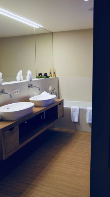 Spiegel,Waschbecken,Wasserhahn,Waschbecken,Holz,Gebäude,Innenarchitektur,Fußboden,Bodenbelag,Sanitärarmatur,
