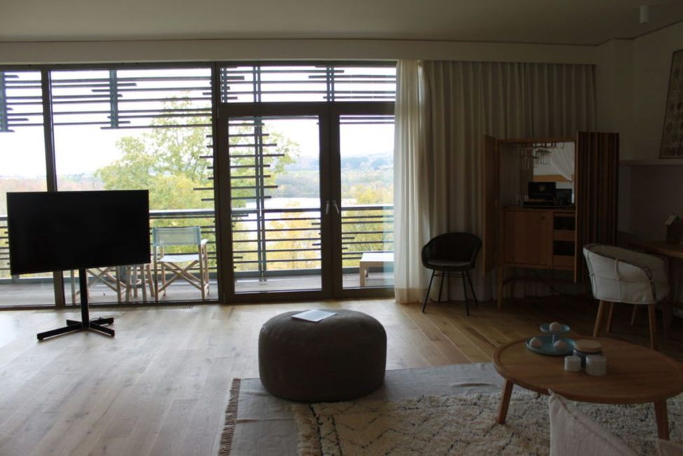 Möbel,Gebäude,Holz,Tisch,Komfort,Schatten,Einrichtung,Stuhl,Bodenbelag,Innenarchitektur,