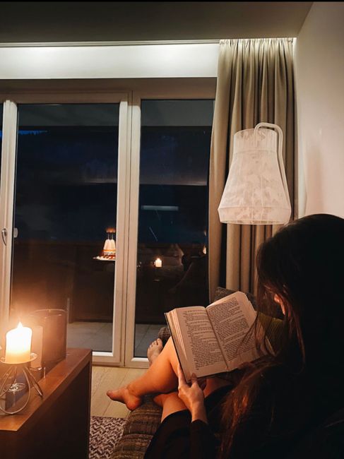 Licht,Komfort,Lampe,Beleuchtung,Schirm,Holz,Tönungen und Schattierungen,Schönheit,Menschliches Bein,Bodenbelag,