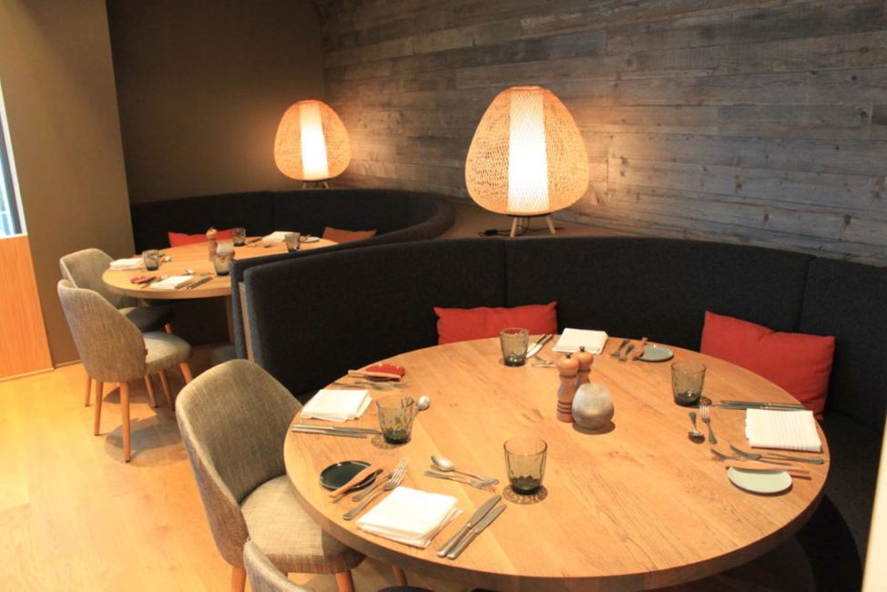 Tisch,Möbel,Eigentum,Stuhl,Geschirr,Innenarchitektur,Holz,Küchen- und Esstisch,Bodenbelag,Lampe,