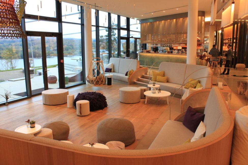 Grundstück,Couch,Möbel,Gebäude,Tisch,Innenarchitektur,Wohnzimmer,Beleuchtung,Lampe,Holz,