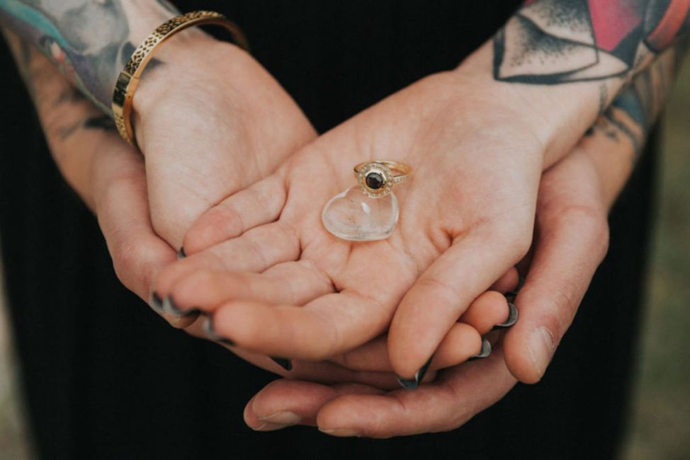 Hand,Arm,Körperschmuck,Menschlicher Körper,Geste,Finger,Daumen,Verlobungsring,Ehering,Interaktion,