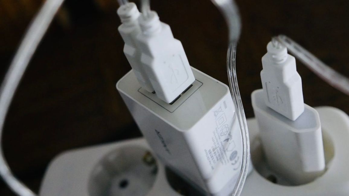 Weiß,Adapter,Adapter,Pflanze,Kabel,Elektronisches Gerät,Flüssigkeit,Draht,Gadget,Gas,