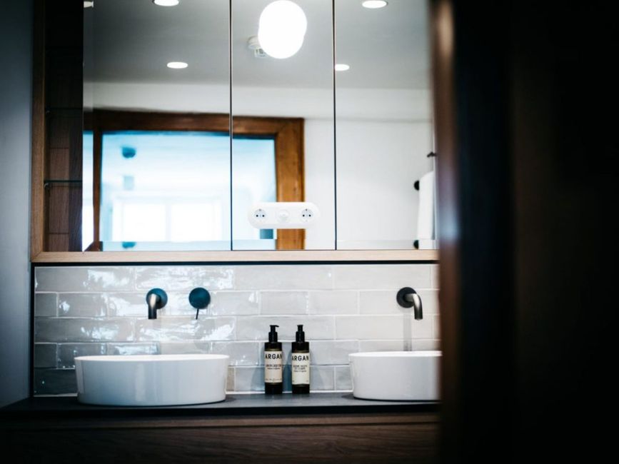 Wasserhahn, Spiegel, Schrank, Badezimmerschrank, Gebäude, Fenster, Sanitärarmatur, Waschbecken, Arbeitsplatte, Flüssigkeit,