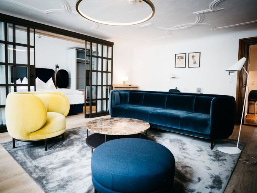 Tisch,Couch,Möbel,Objekt,Bilderrahmen,Komfort,Studio-Couch,Beleuchtung,Wohnzimmer,Innenarchitektur,