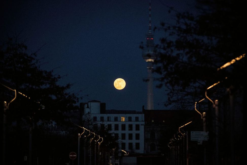 Himmel,Atmosphäre,Mond,Gebäude,Abenddämmerung,Elektrizität,Welt,Astronomisches Objekt,Atmosphärisches Phänomen,Vollmond,