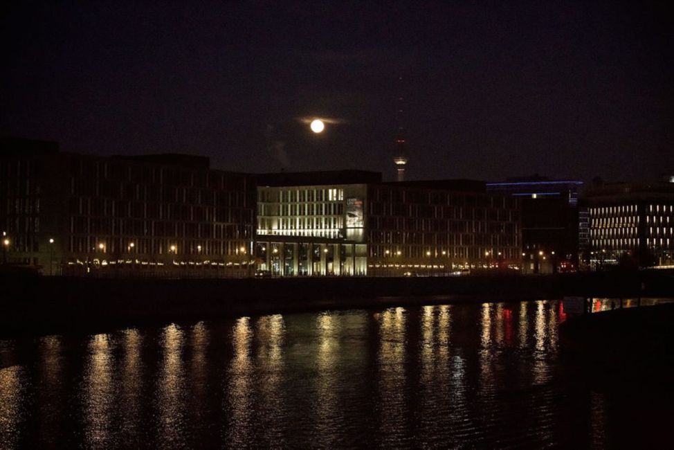 Wasser, Himmel, Gebäude, Hochhaus, Elektrizität, See, Stadt, Mitternacht, Stadtbild, Großstadtgebiet,