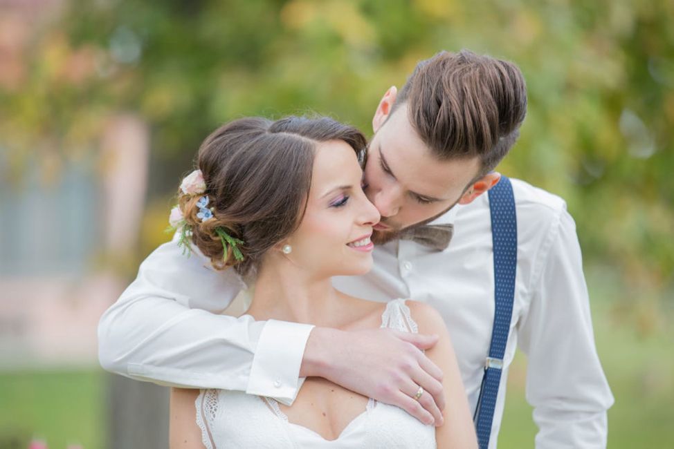 Hochzeitskleid, Schulter, Braut, Menschen in der Natur, Lächeln, Brautkleidung, Blitzlichtfotografie, Glücklich, Kleid, Geste,