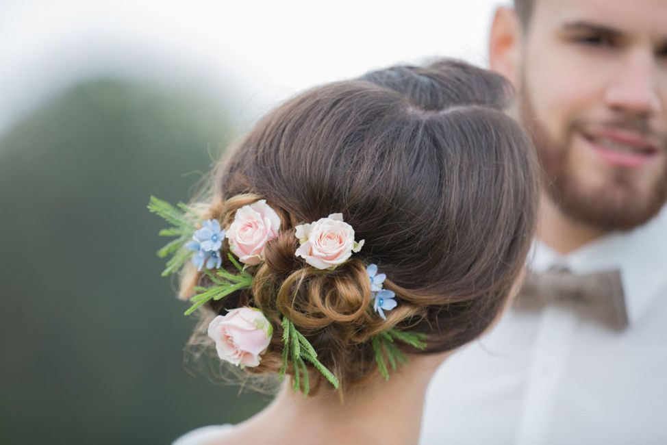 Stirn, Blume, Haut, Blütenblatt, Wimper, Blitzlichtfotografie, Glücklich, Dutt, Menschen in der Natur, Kopfbedeckung,