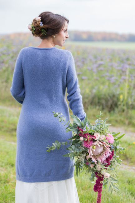 Blume,Pflanze,Oberbekleidung,Schulter,Menschen in der Natur,Kleid,Ärmel,Taille,Glücklich,Wiese,