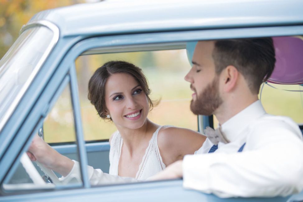 Lächeln,Fahrzeug,Foto,Auto,Hochzeitskleid,Kraftfahrzeug,Braut,Automobildesign,Kleid,Glücklich,