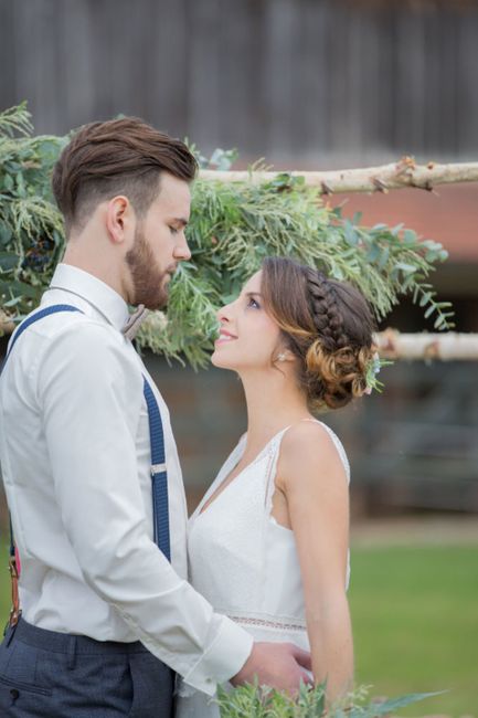 Hochzeitskleid, Braut, Lächeln, Pflanze, Kleid, Brautkleider, Blitzlichtfotografie, Menschen in der Natur, Glücklich, Geste,