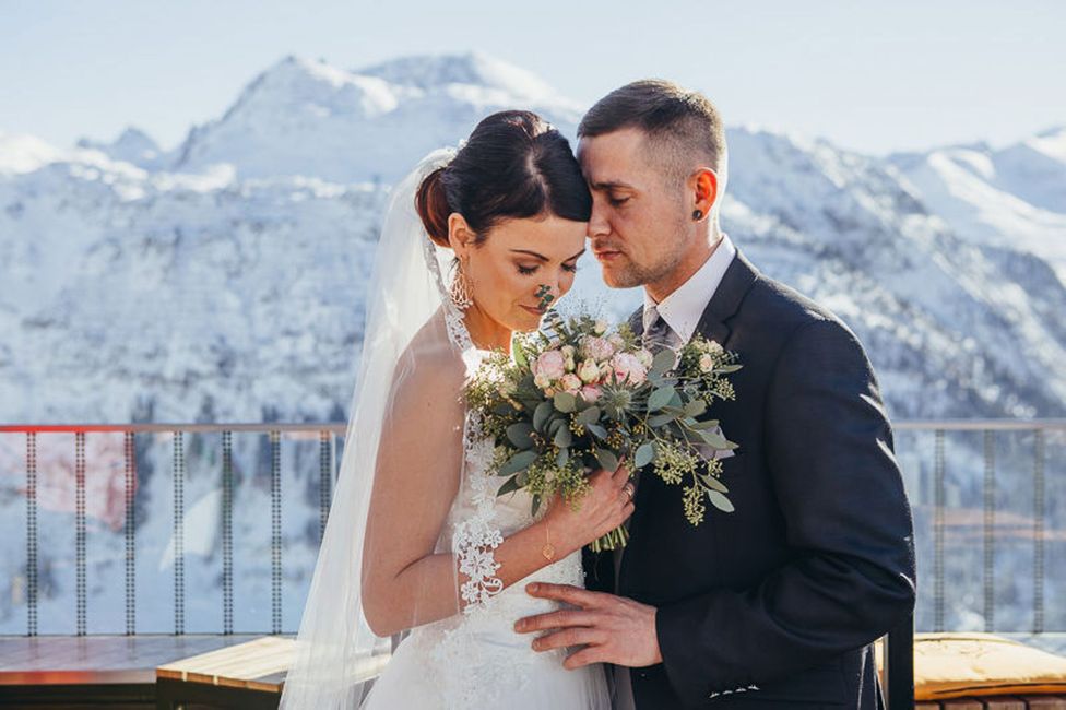 Himmel,Blume,Hochzeitskleid,Braut,Berg,Natur,Brautkleidung,Blitzlichtfotografie,Kleid,Glücklich,