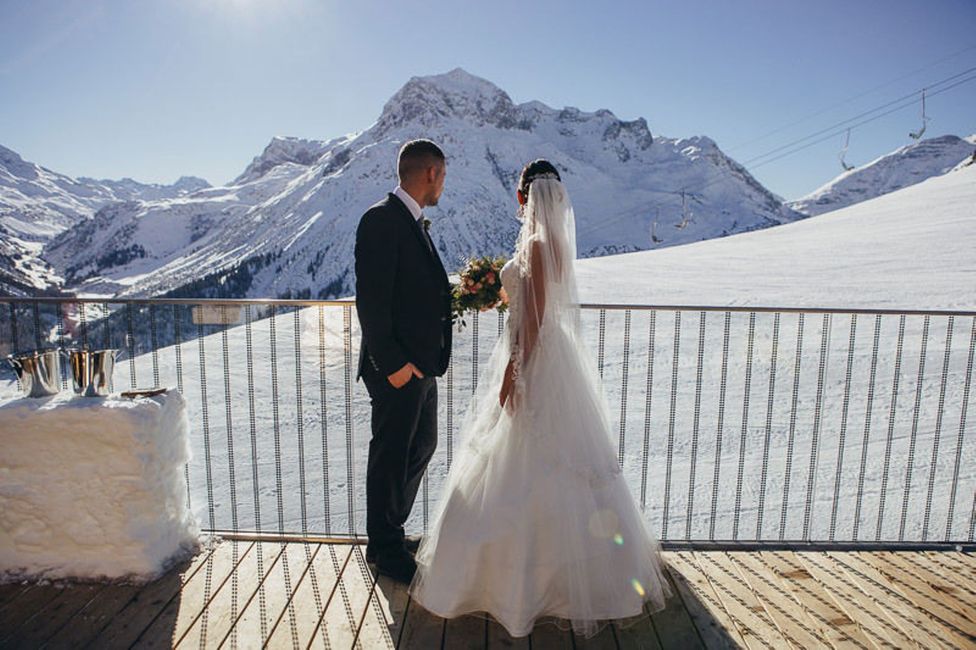 Kleidung,Himmel,Hochzeitskleid,Berg,Braut,Fotografieren,Schnee,Kleid,Brautkleidung,Blitzlichtfotografie,