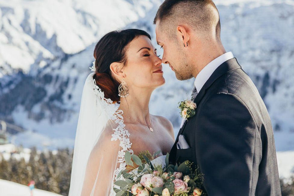 Blume,Hochzeitskleid,Braut,Lächeln,Blitzlichtfotografie,Brautkleidung,Pflanze,Glücklich,Geste,Gelb,