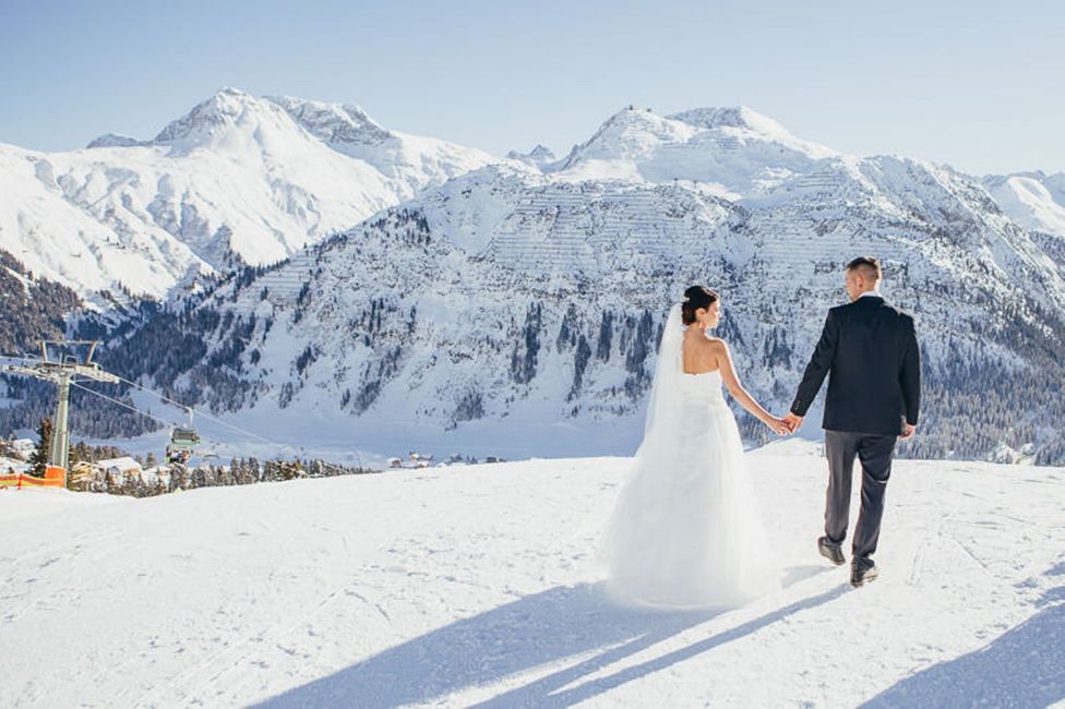 Schuhe, Himmel, Berge, Schnee, Hochzeitskleid, Braut, Brautkleidung, Kleid, Menschen in der Natur, Blitzlichtaufnahmen,