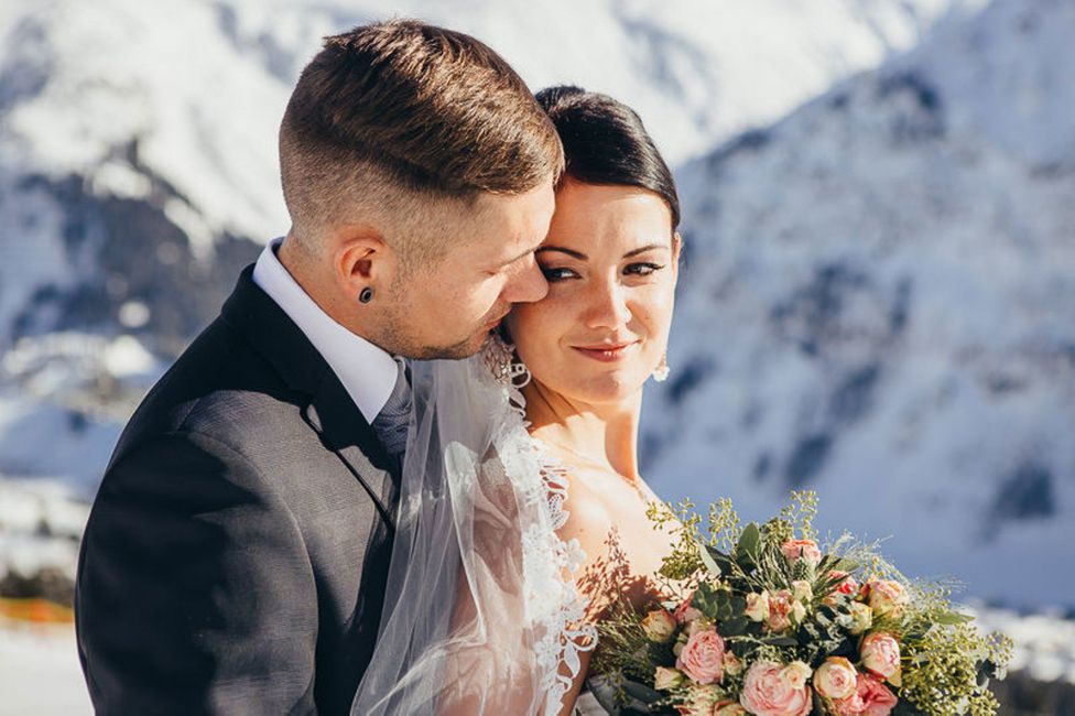 Blume, Braut, Lächeln, Hochzeitskleid, Gesichtsausdruck, Pflanze, Blitzlichtfotografie, Menschen in der Natur, glücklich, Brautkleidung,