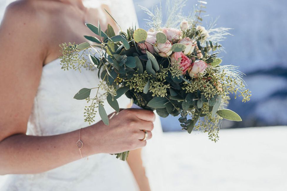 Blume,Schulter,Pflanze,Blütenblatt,Kleid,Hochzeitskleid,Blumenarrangement,Braut,Gras,Hochzeitsfeier liefern,