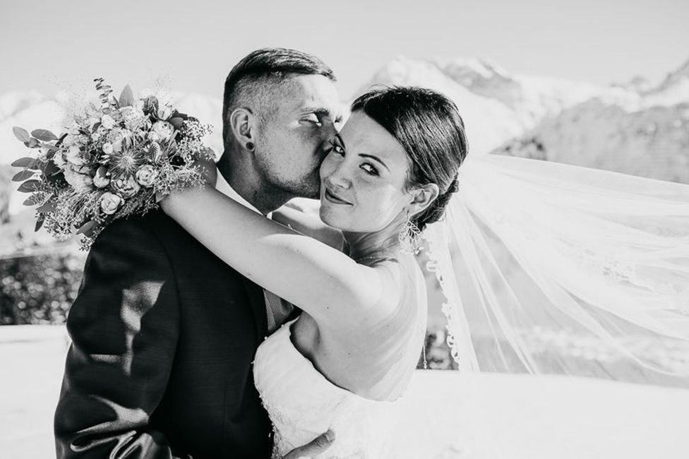 Hochzeitskleid, Frisur, Kuss, Braut, Gesichtsausdruck, Blitzlichtfotografie, Glücklich, Menschen in der Natur, Brautschleier, Brautkleidung,