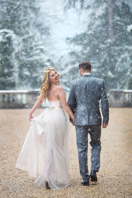 Kleidung,Hochzeitskleid,Braut,Menschen in der Natur,Kleid,Brautkleidung,Flash-Fotografie,Brautpartykleid,Brautschleier,Happy,