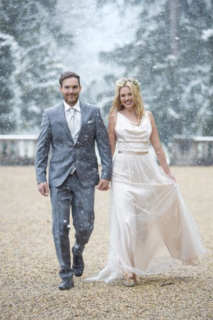 Kleidung,Braut,Hochzeitskleid,Brautkleidung,Menschen in der Natur,Blitzlichtfotografie,Glücklich,Kleid,Stehend,Geste,