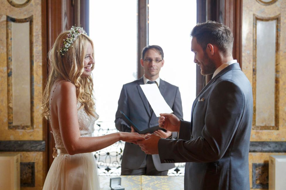 Hochzeitskleid,Kleid,Krawatte,Braut,Geste,Glücklich,Brautkleidung,Interaktion,Vorhang,Kleid,