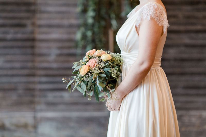 Hochzeitskleid,Blume,Braut,Schulter,Kleid,Pflanze,Brautkleidung,Blütenblatt,Blitzlichtfotografie,Happy,