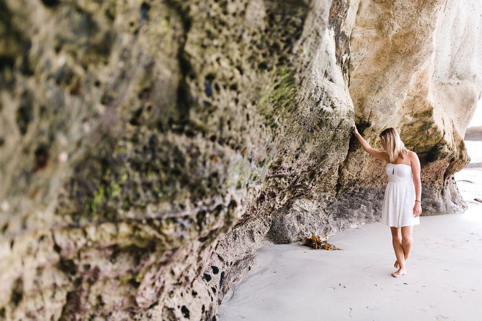 Pflanze,Menschen in der Natur,Kleid,Shorts,Holz,Felsen,Glücklich,Straßenmode,Rehkitz,Koffer,