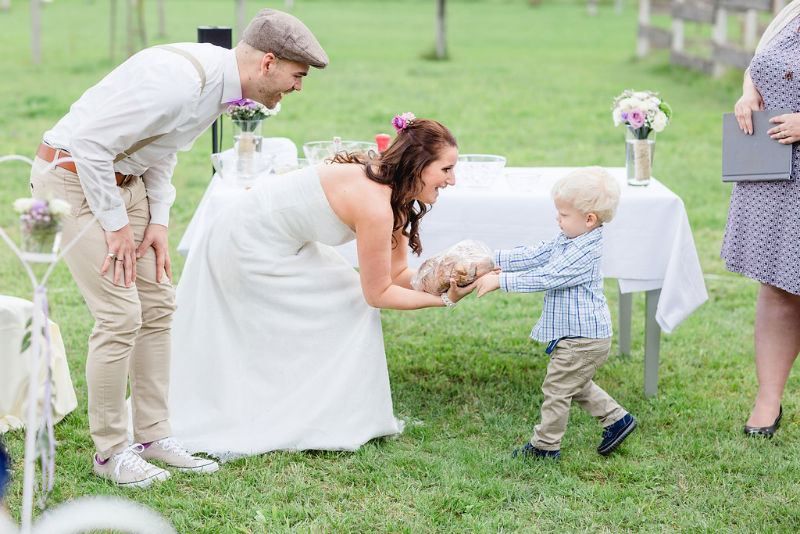 Kleidung,Menschen in der Natur,Kleid,Hochzeitskleid,Pflanze,Glücklich,Geste,Gras,Interaktion,Hochzeitskleid,