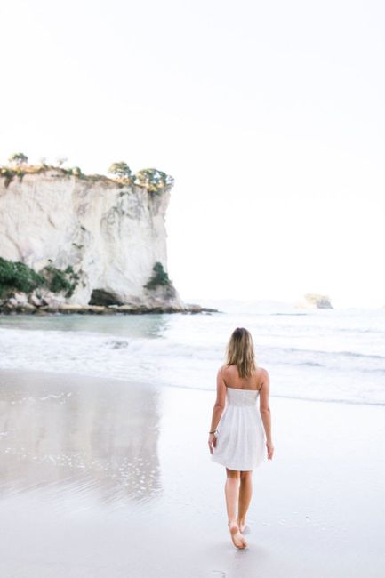 Kleidung, Wasser, Himmel, Menschen am Strand, Kleid, Küsten- und Ozeanlandschaften, Strand, Taille, Reisen, Glücklich,