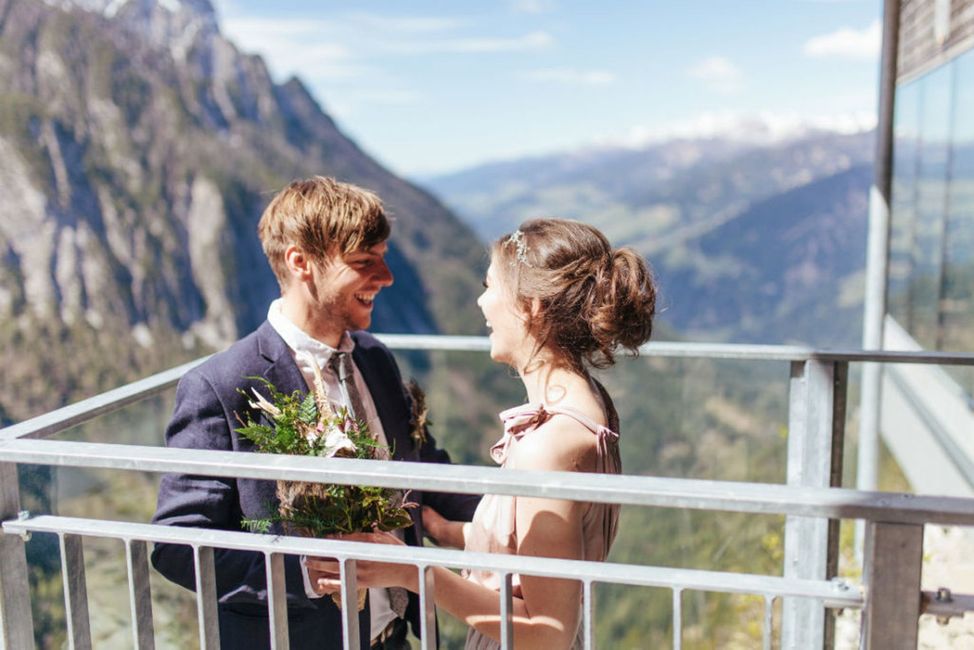 Himmel,Wolke,Berg,Lächeln,Braut,Hochzeitskleid,Menschen in der Natur,Glücklich,Brautkleidung,Kleid,