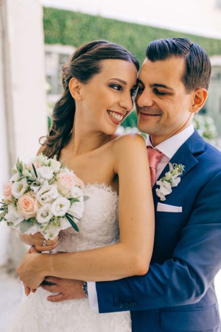 Lächeln,Blume,Hochzeitskleid,Braut,Gesichtsausdruck,Brautkleidung,Kleid,Blitzlichtfotografie,Glücklich,Kleid,
