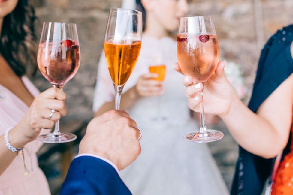 Geschirr,Trinkgeschirr,Stielgläser,Wein,Orange,Weinglas,Happy,Alkoholisches Getränk,Champagner-Stielgläser,Gelb,