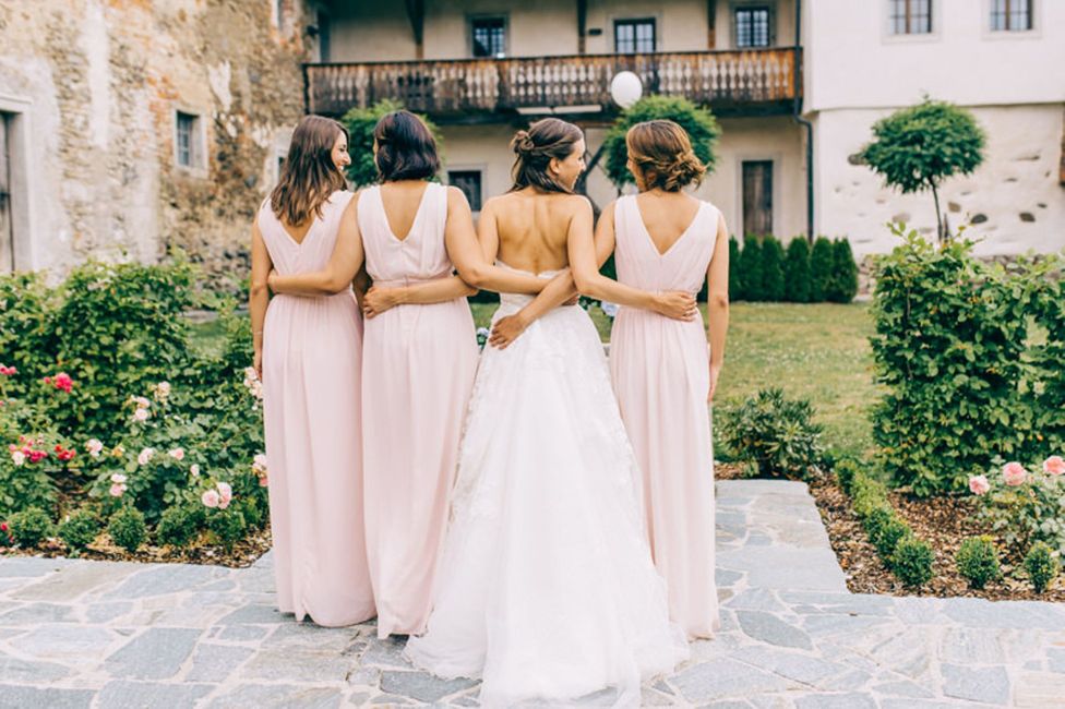 Haar,Pflanze,Oberbekleidung,Hochzeitskleid,Fenster,Kleid,Einteiliges Kleid,Trägerloses Kleid,Braut,Brautpartykleid,