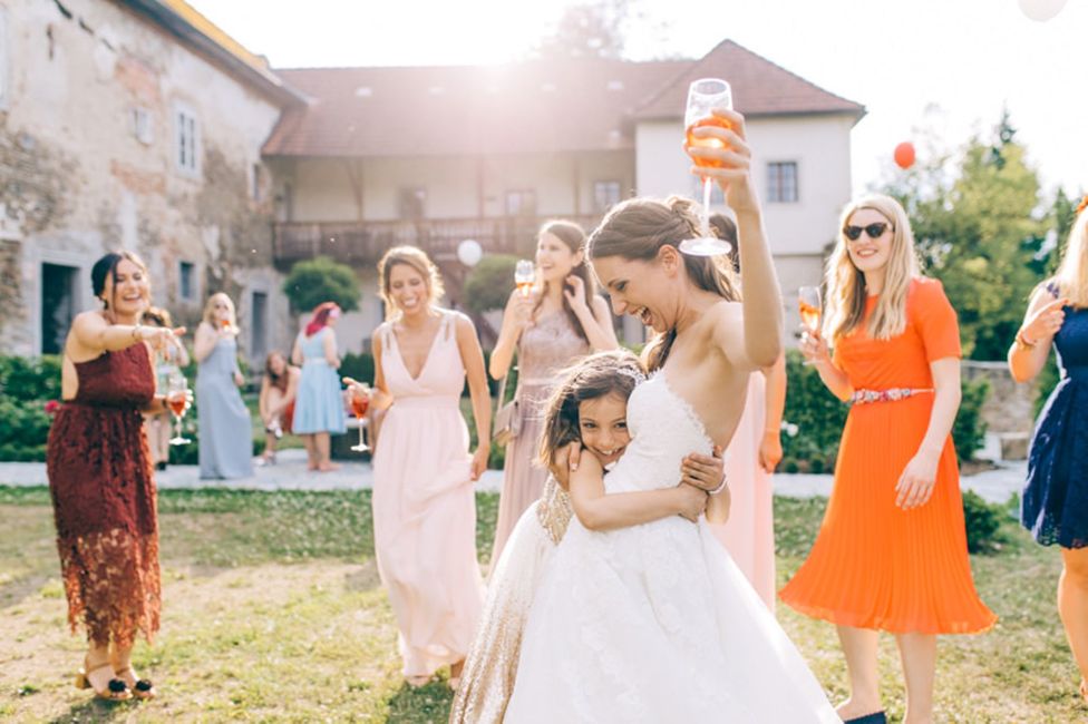 Kleidung,Pflanze,Hochzeitskleid,Gesichtsausdruck,Braut,Kleid,Einteiliges Kleidungsstück,Brautkleidung,Brautpartykleid,Happy,