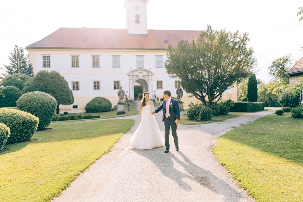 Pflanze, Hochzeitskleid, Himmel, Gebäude, Braut, Kleid, Grün, Baum, Menschen in der Natur, Brautkleidung,