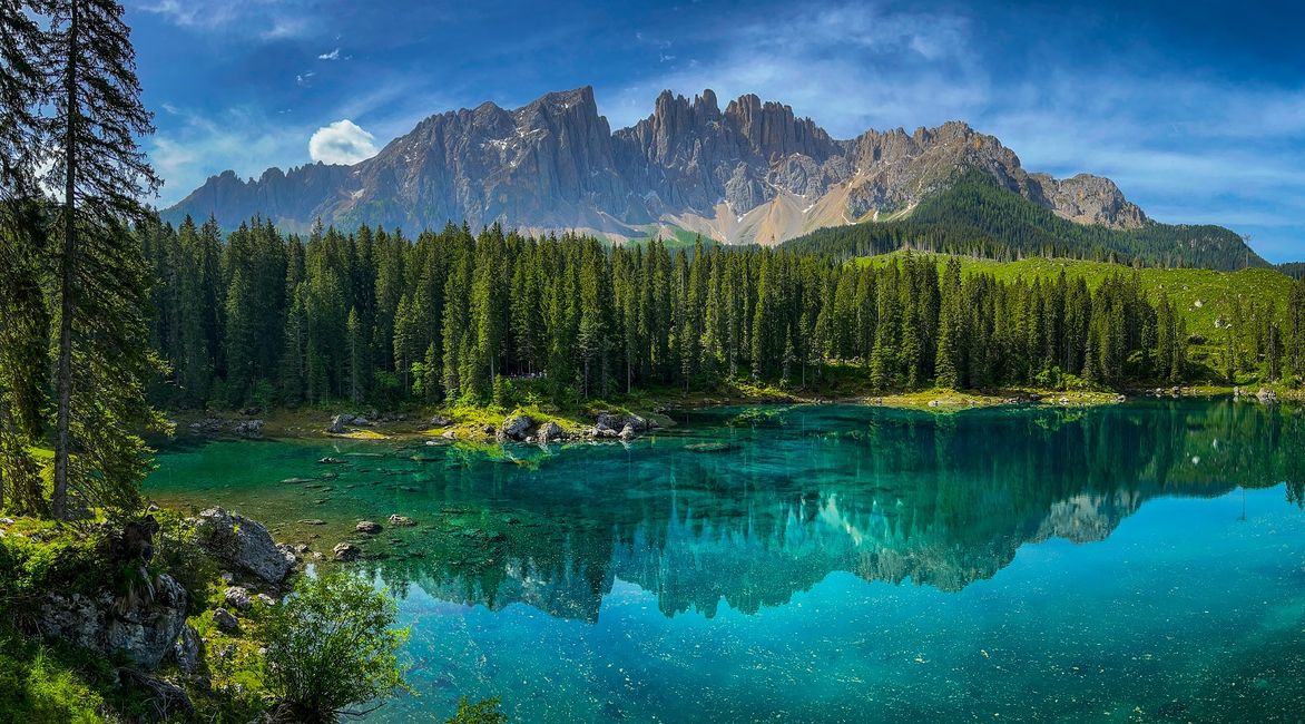 Wasser, Wolke, Himmel, Berg, Pflanze, Baum, Naturlandschaft, Lärche, See, Ufer,