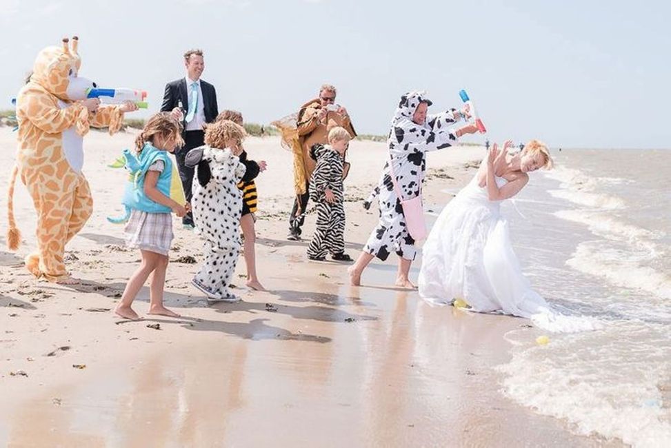 Menschen am Strand, Wasser, Kleid, Himmel, Wirbeltier, Menschen in der Natur, Stehend, Säugetier, Geste, Strand,