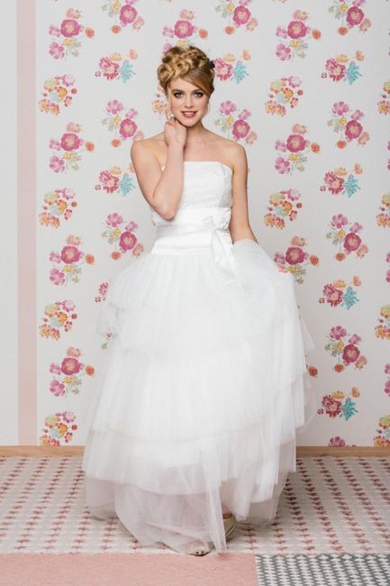 Haar,Hand,Hochzeitskleid,Einteiliges Kleidungsstück,Arm,Kleid,Braut,Brautkleidung,Brautpartykleid,Trägerloses Kleid,