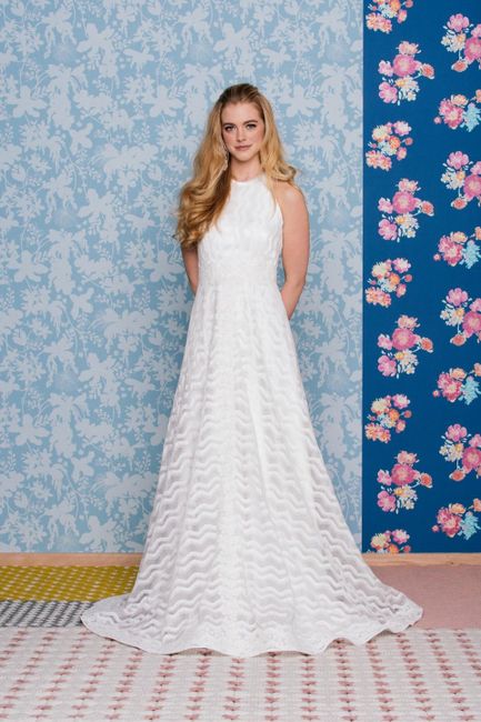 Hochzeitskleid,Arm,Schulter,Einteiliges Kleidungsstück,Kleid,Lächeln,Brautkleidung,Hals,Textil,Ärmel,